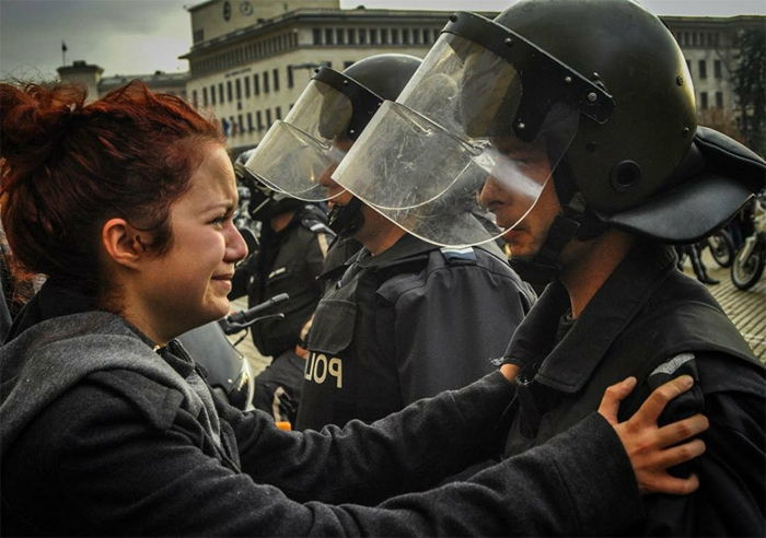 protestar contra-Bulgária-desolador-sad tomada