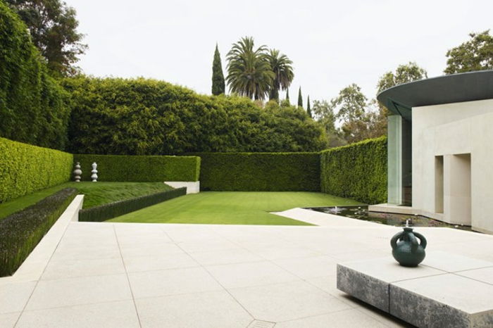 yüksek korunma ile ön bahçesinde güzel bir minimalist tasarım
