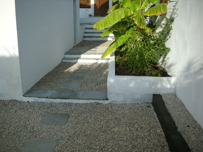 Pebble gulv og steiner på banen, grønne planter - moderne gårdsplass