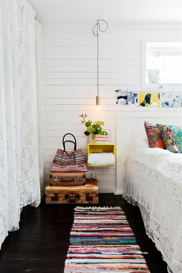 spatial sovrum vita väggar och romantiska gardin mindre vintage matta