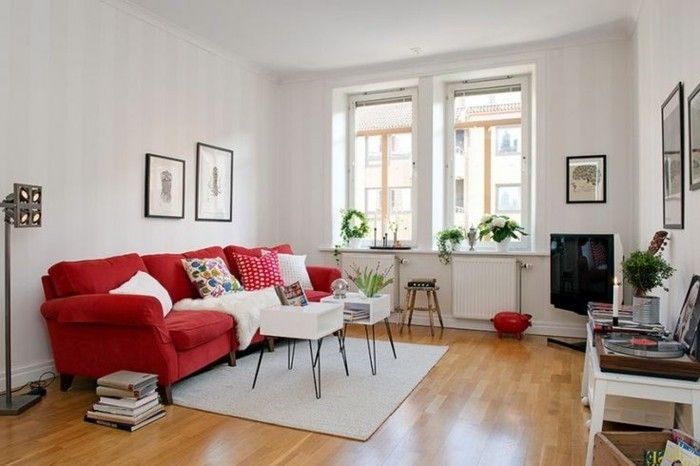 Priestorová-izbový bielych stien-pra-červený gauč