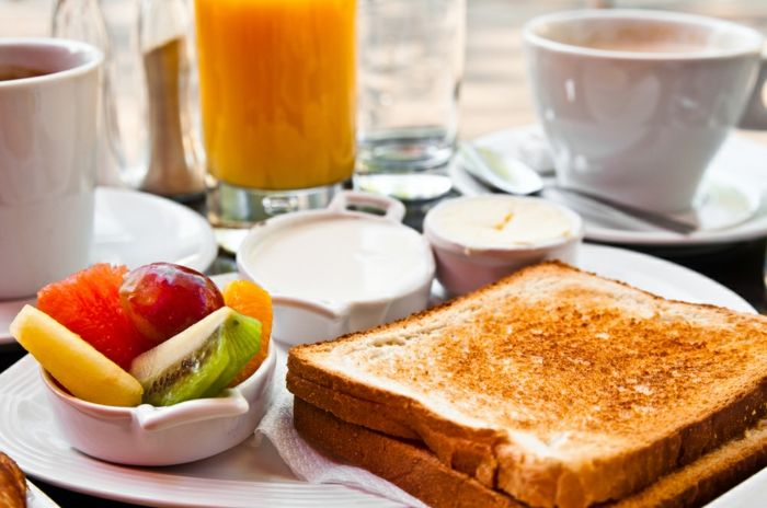Toasted idei pâine-fructe-mic dejun