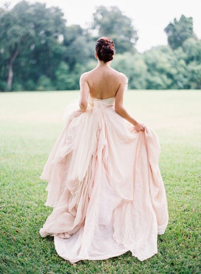 backless vestuvių suknelė rožinės spalvos