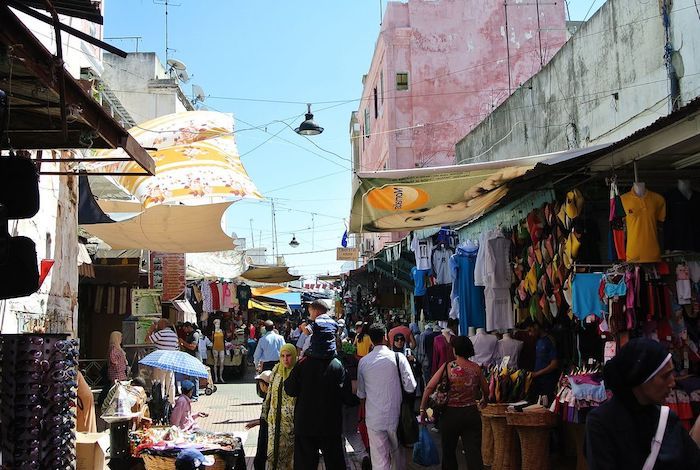 la vecchia medina della città di Rabat va a fare la spesa con bellissimi prodotti e tessuti dal Marocco