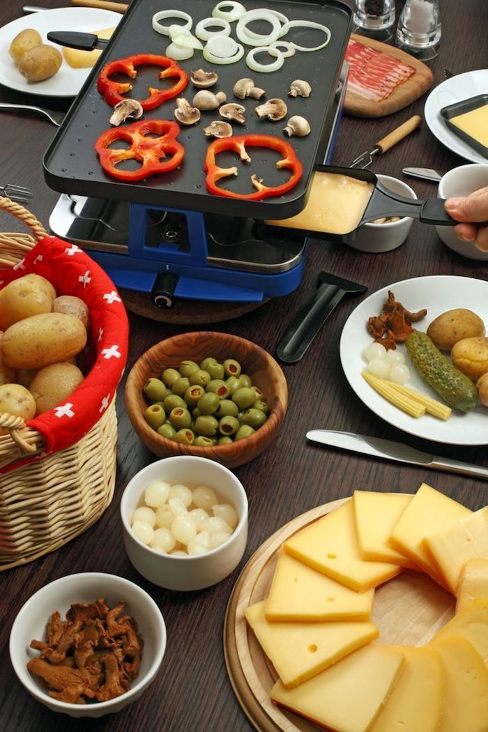 ingrediënten raclette paprika champignons ui olijf kaas raclette kaas idee komkommers aardappel