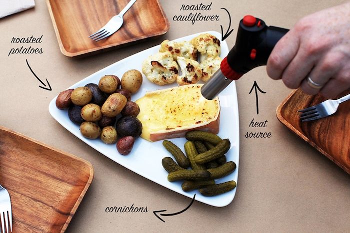 raclette retete brânză castraveți cartof conopidă furculiță placă de racletă alternativă din lemn