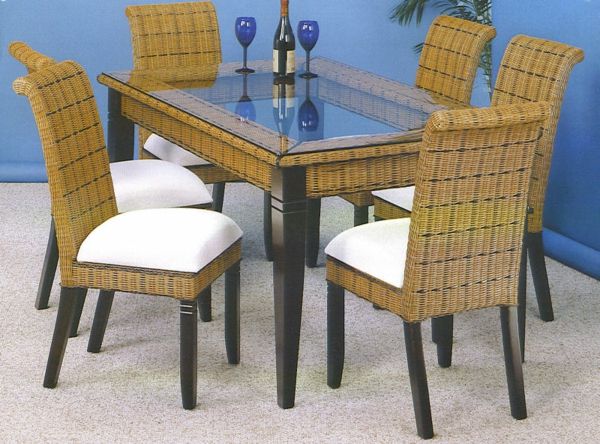 ratanové stoličky - v malom jedálni - dve poháre