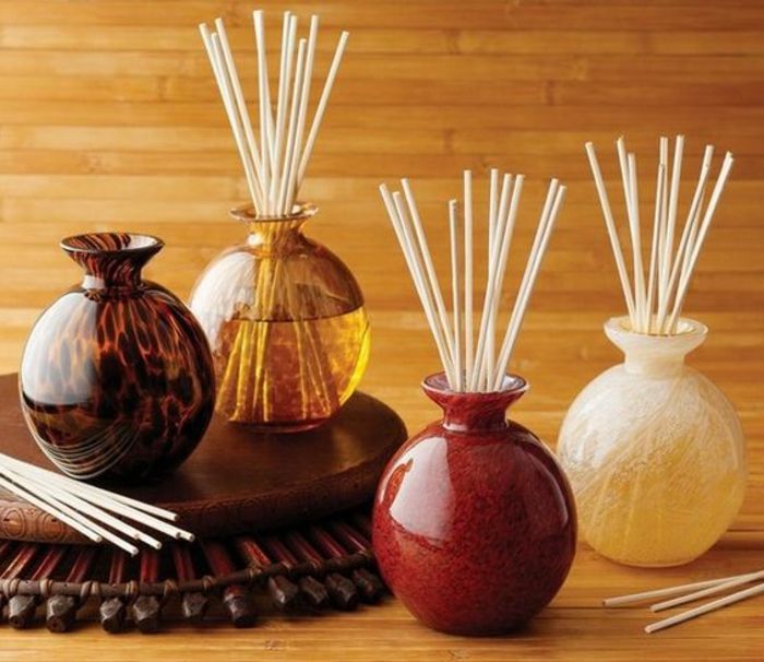vôňa a priestor, okrúhle vázy, drevené palice, vonné osviežovače, aromaterapia