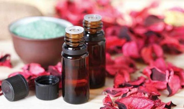 urobte izbu vôňu s esenciálnymi olejmi a ružovými listami