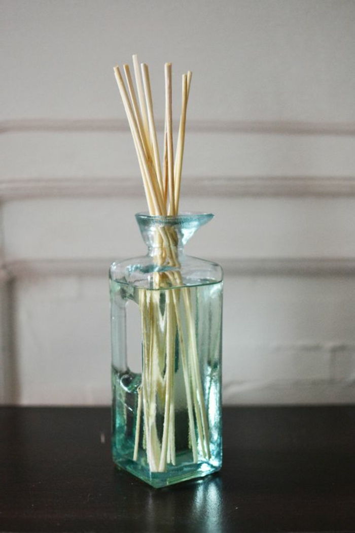 sklenená nádoba, vázy zo skla, vôňa miestnosti, drevené tyčinky, osviežovač vonných látok