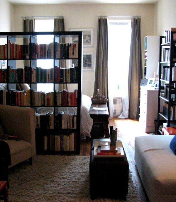 Prateleiras de ideia de divisão de sala com livros