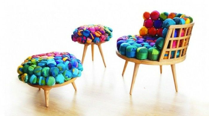 resirkulering møbler-stor-design-bord-og-stoler-farget-farget