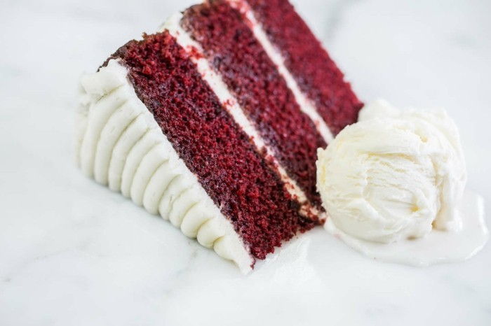 röd-sammet-kaka-kaka-ett stycke tre våningar med grädde däremellan Supplement is dessert vanillaeis-