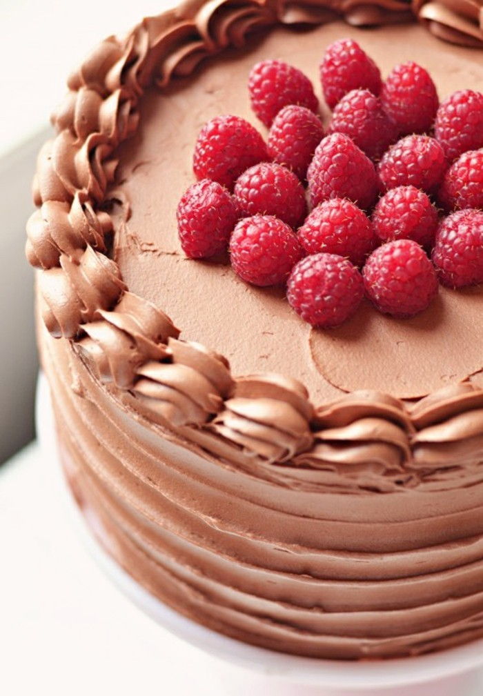 röd-sammet-cake-topped-med-choklad-kräm-cream-deco-injektion-och-hallon-för-inställning-röd-sammet kaka