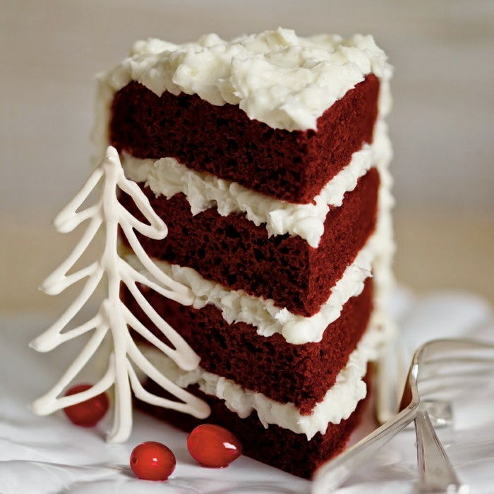 červeným zamatom tortu-in-zimné-kuchár-pra-predstavu-four-story-s-krém-cream-medzi-podlaží-by-cesto-červené bobule a bielo-deco