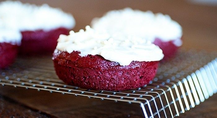 röd sammet kakor-little-red-muffins gjorda av röda Dough-med-cream-cream-on-to-koordinat-