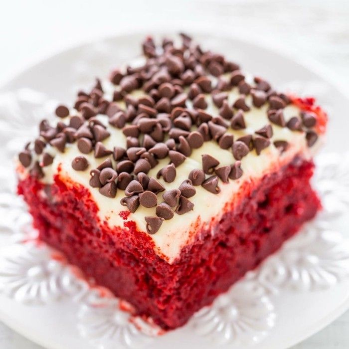 röd sammet-cake-med-glasyr-of-vit-choklad-och-mörk-choklad-chips-dessert-idéer