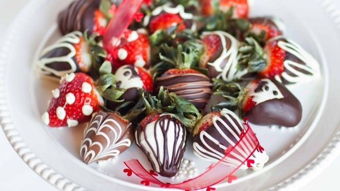 röda sammets tårta-recept-jordgubbar-in-smält-choklad-and-med-vackrare dekoration perfekt-för-valentine