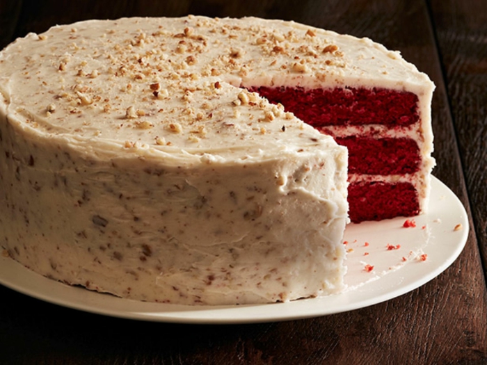 raudona-aksomo tortas-receptas-in-raudona-balta-su-kremu-NUTS kaip dekoracija naudos pats virėjas-namų-tortas