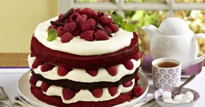 röd sammet-cake-recept-kaffe-on-afternoon-med-bästa-vänner-drickande-and-red-cake-äter-stora-ritualer