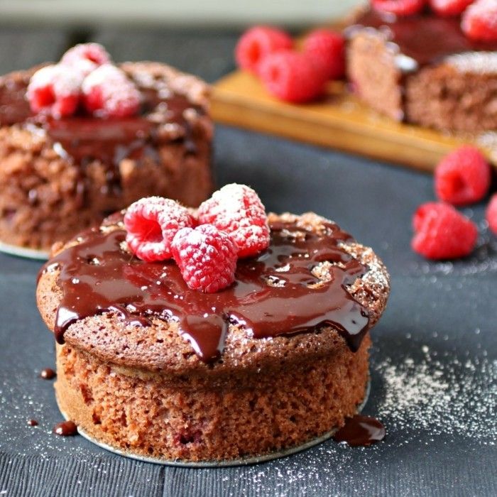 röd sammet-cake-recept-cake-recept-idé-läckra-mat-dessert-med-dekorerade florsocker-and-hallon