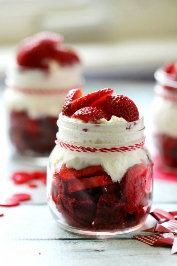 röd sammet-cake-recept-trim-in-glas första kommer-the-cake-then-jordgubb-kräm zogurt Kräm-frukter