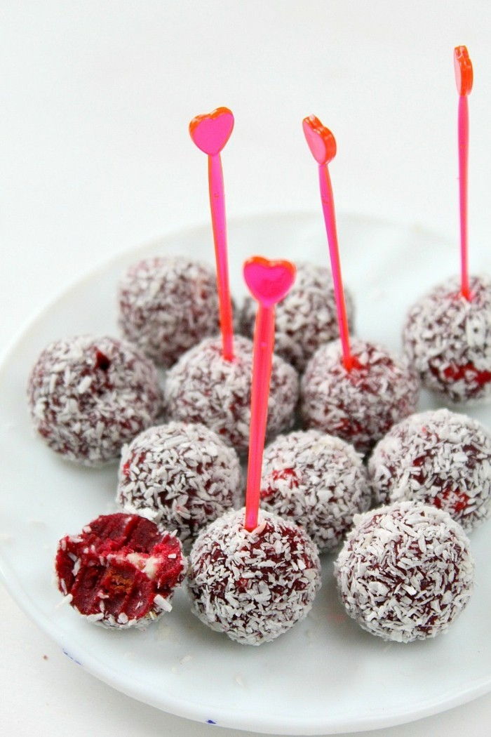 röd sammet-cake-recept-pralin-in-röd-färg välsmakande-friska romantic-kokos-deco-and-herzchen pinnar