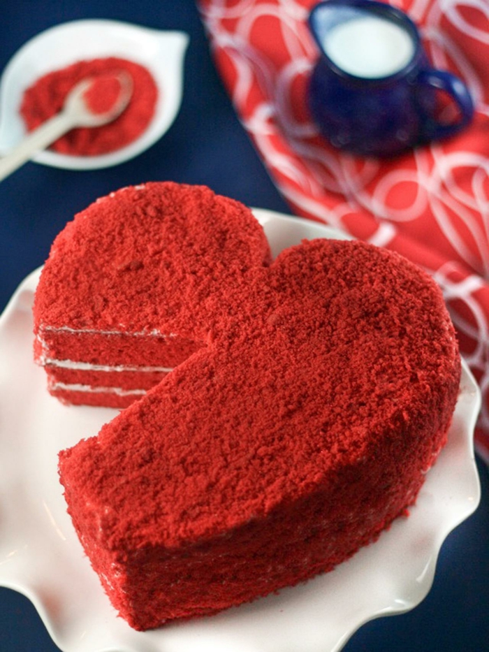 raudona-aksomo tortas-receptas-raudona-tortas-in-form-of-a-širdyje-ypač-dienos-For-romantiškų-momentų-Valentino-pora