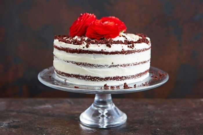 červeným zamatom tortu-pie-s-červeno-torta-cream-vňaťou-červeno-ružovo-kvety-z-fondán-jedlé-roses-cake