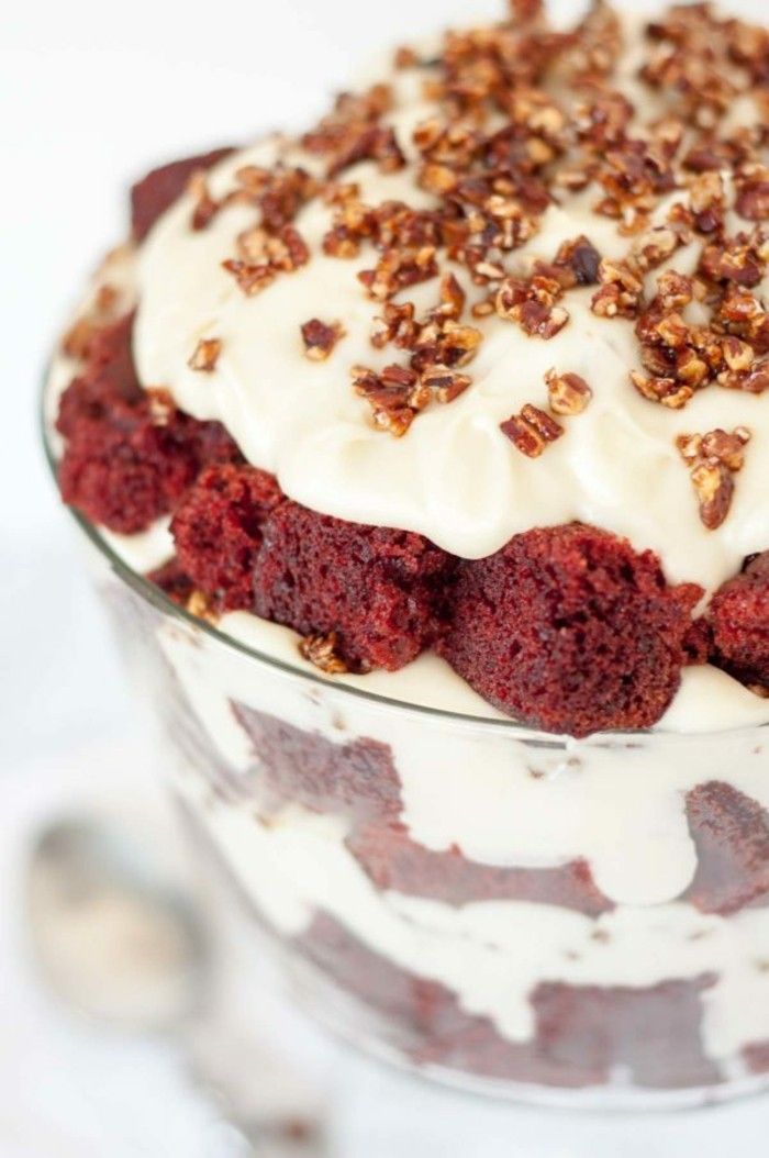 röd sammet-cake-recept-cake-zogurt-kräm karamell nötter nötter-deco-bra-idé-för-the-counter-röd-dessert