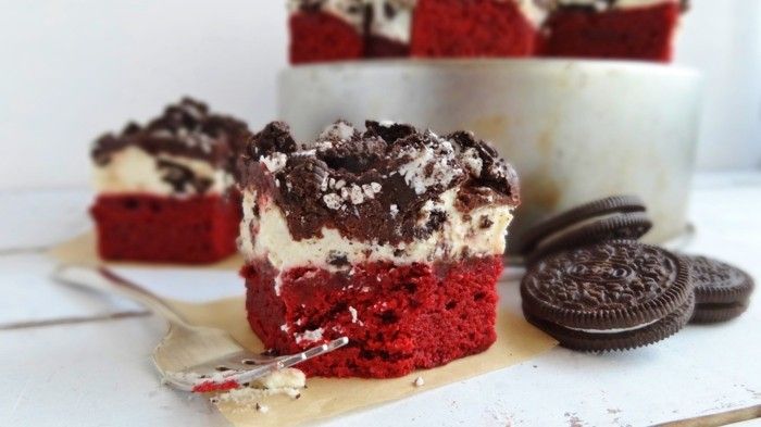 červeným zamatom torta-recept-muffin-s-červeno-zamat torta-cream-zogurt-krém-and-Oreo-cookies-as-deco