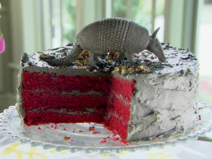 raudona-aksomo tortas-pyragas-the-gimtadienis-A-vaikas-raudona-ir-juoda-su-minkštus saldainius skaitmenų paruoštas po pakopos On-joy-