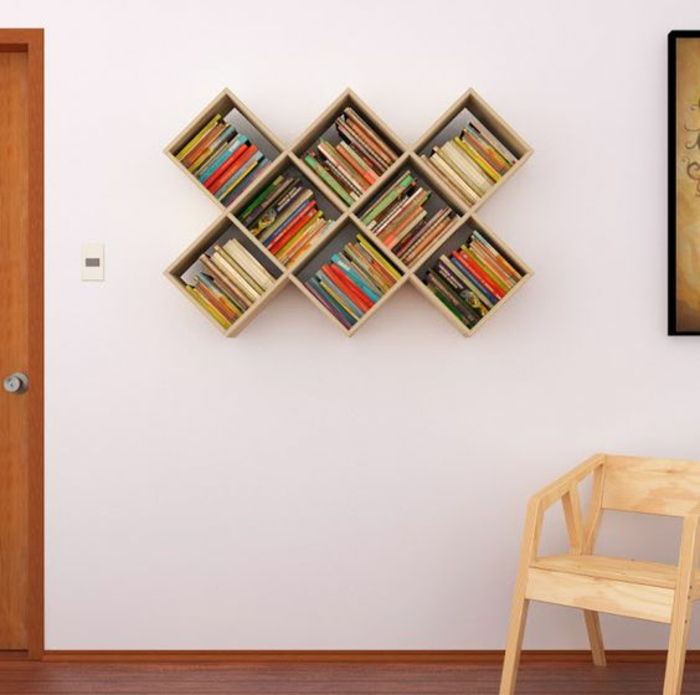 Regal-build-quadrado de parede prateleiras-de-madeira-muitos livros-chair-porta e branco na parede