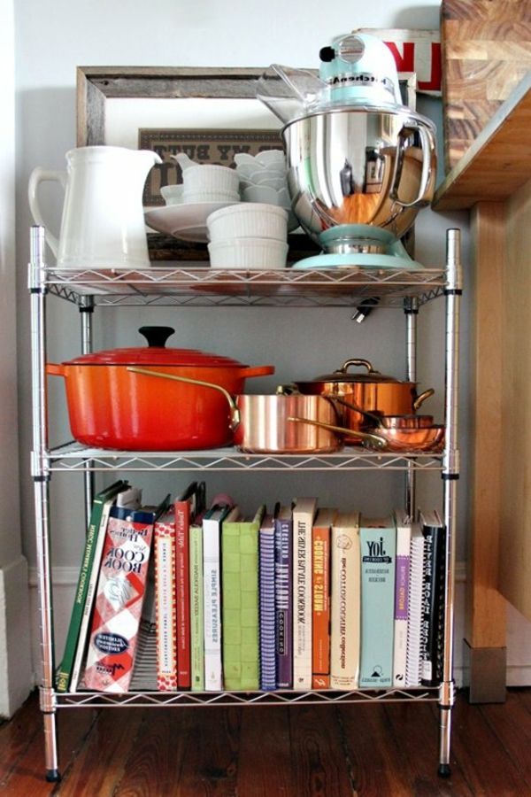 pratos e livros - prateleiras de arame na cozinha