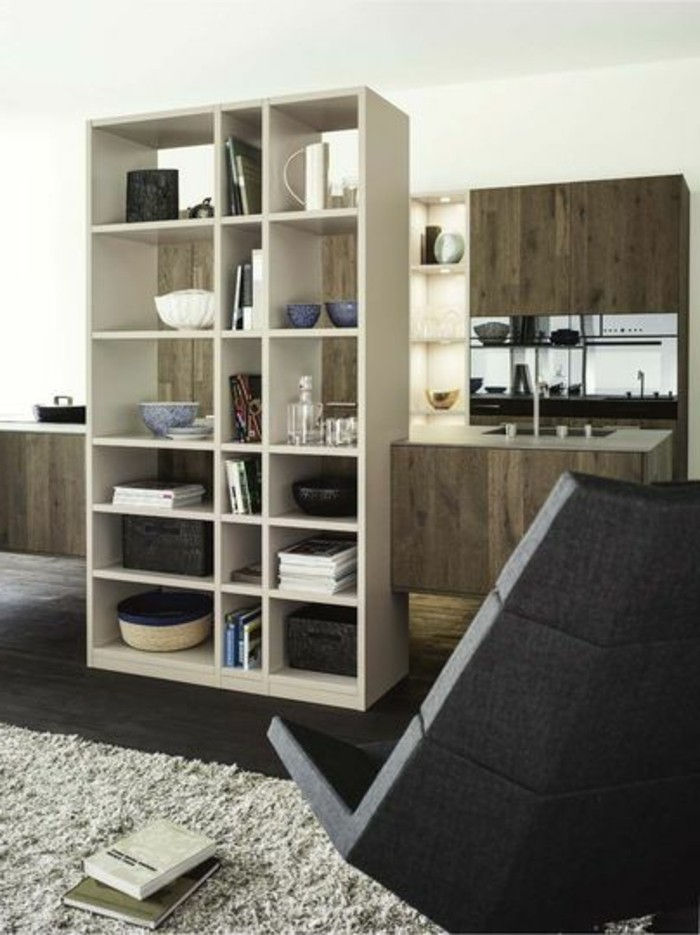 schapruimte trenner-books vergasten-scheidingswand-partitie-shelf-planken-as-a scheidingswand-houten vloer-chair-hoogpolig tapijt