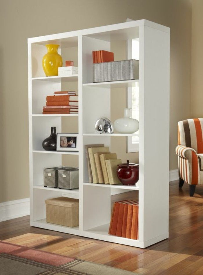 schapruimte trenner-planken-as-ruimte trenner-partitie-shelf-books shelf-scheidingswand-gestreepte sofa-patroon tapijt houten vloer