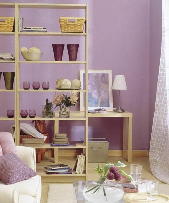 schapruimte trenner-partitie-shelf-books shelf-scheidingswand-scheidingswand-planken-woonkamer-paars-set-houten vloer-glazen tafel-vaas