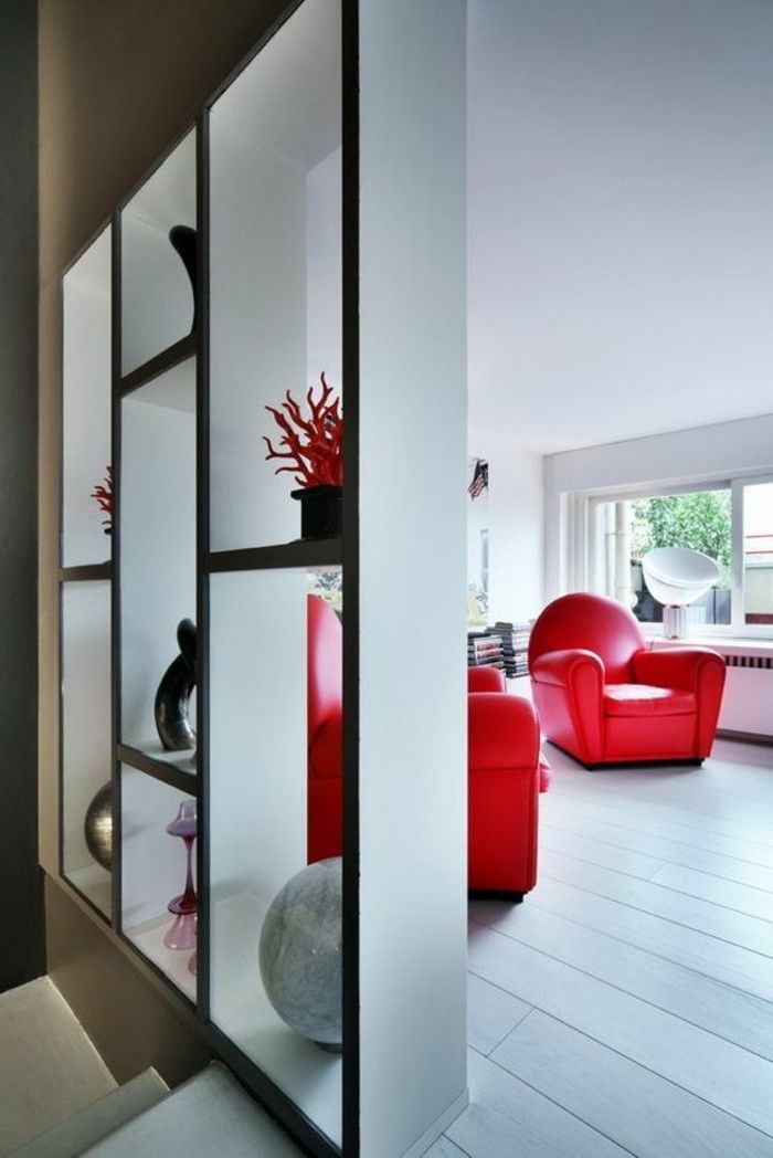 schapruimte trenner-partitie-shelf-planken-as-a scheidingswand open-shelf-partitie-rood-lederen fauteuils-houten vloer