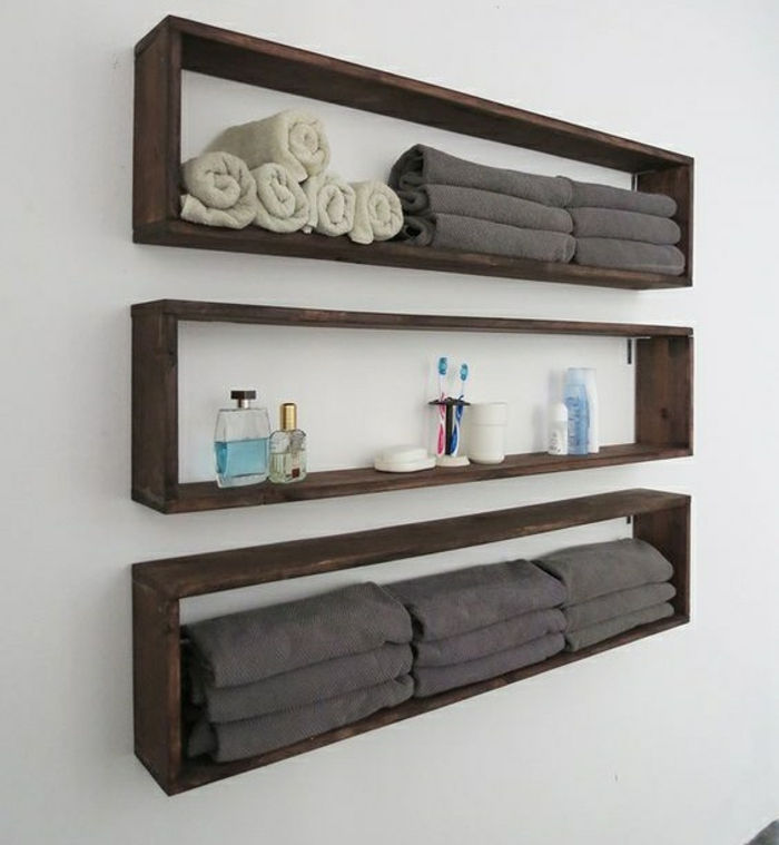 -Régia-own-build escuro prateleiras-de-madeira-cinzento-e-branco-toalhas-perfumes-casa de banho de parede marrom