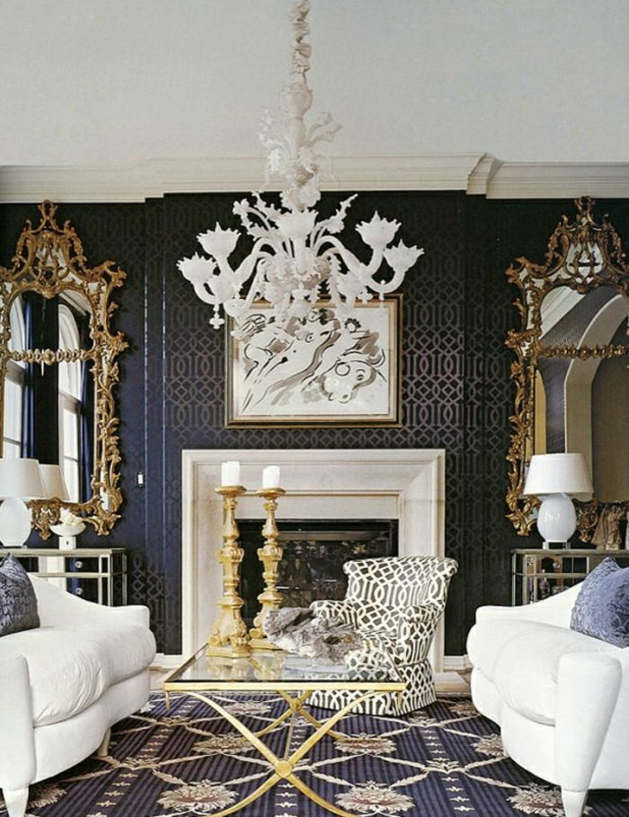 rijkelijk gedecoreerde-barokke woonkamer kroonluchter grafische stoel Mirror gouden elementen en witte banken-haard-massief Kandelaar