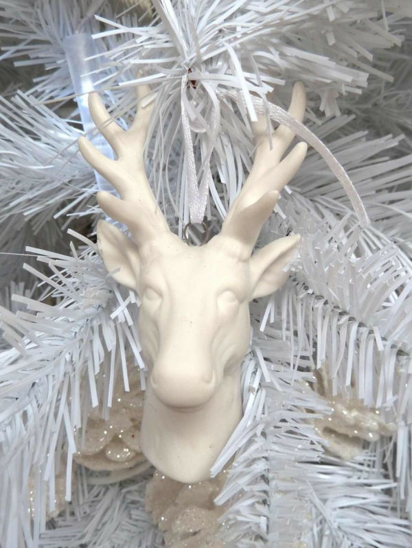 vit juldekoration - vit gran-tree med ett doe-deer huvud på den