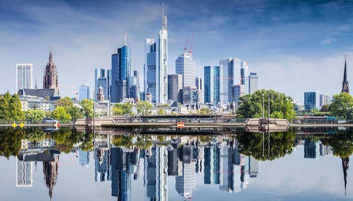 populära resmål i Tyskland frankfurt finans världsbanker moderna byggnader fotograferade av vattnet vackra vyer