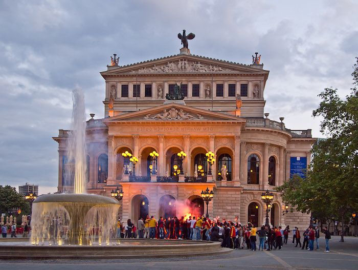 Resmål som fascinerar dig Frankfurt am Main Europas finansiella centrum är också kultur och historia i de gamla operahusen