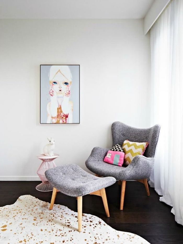 Tjejens rum med soffa med pall, litet bord i rosa färg med porslin dekoration