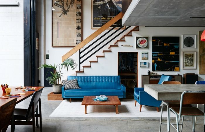 blå soffa och fåtölj små bord bilder på väggen - 50s dekoration