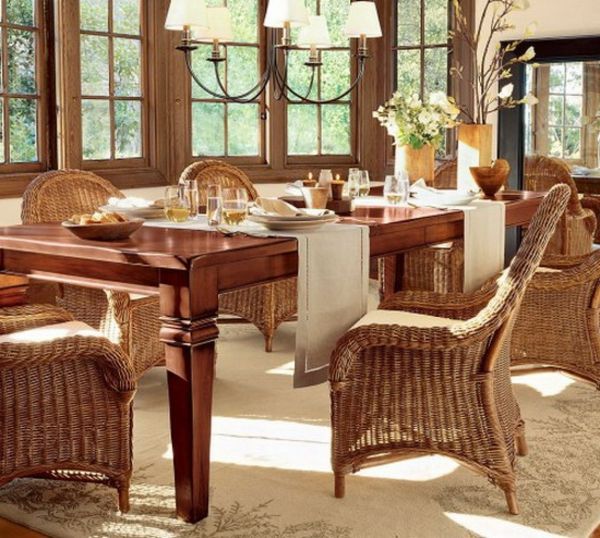 retro-interiérové-ratanové-stoličky-v-jedáleň-krásny krištáľový luster a veľké okná