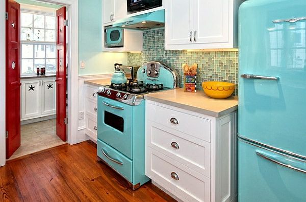 beyaz ve mavi mobilyalarla retro mutfak