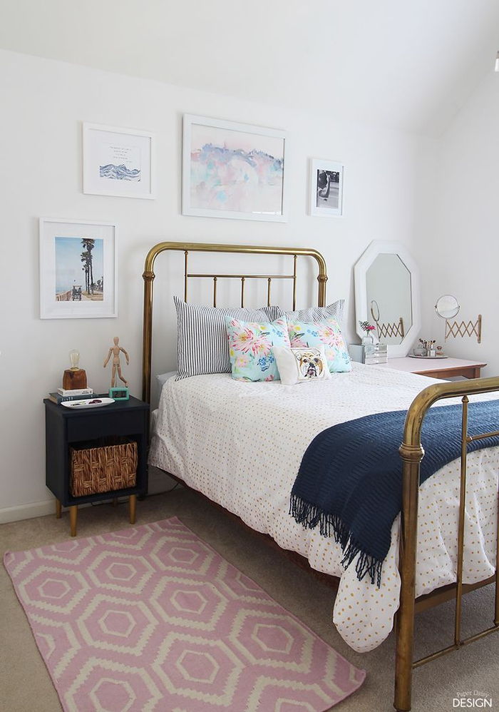 baltas miegamasis vintage stiliaus, nuotraukos ir dekoratyvinės pagalvės, retro naktiniai staleliai