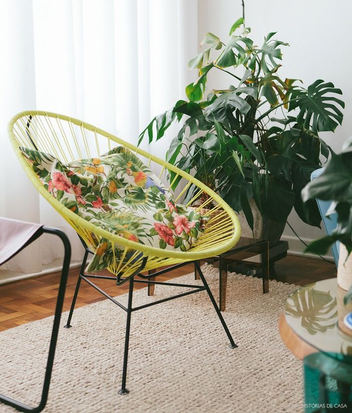 Vintage Home Decor, svetainė, Retro kėdė su dekoratyvinėmis pagalvėmis, gėlių raštai, vidiniai augalai