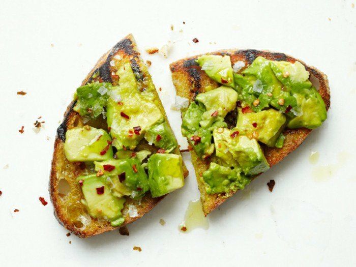 avocado pe pâine pentru micul dejun chilli avocado gratar bun cu castraveți și condimente idei